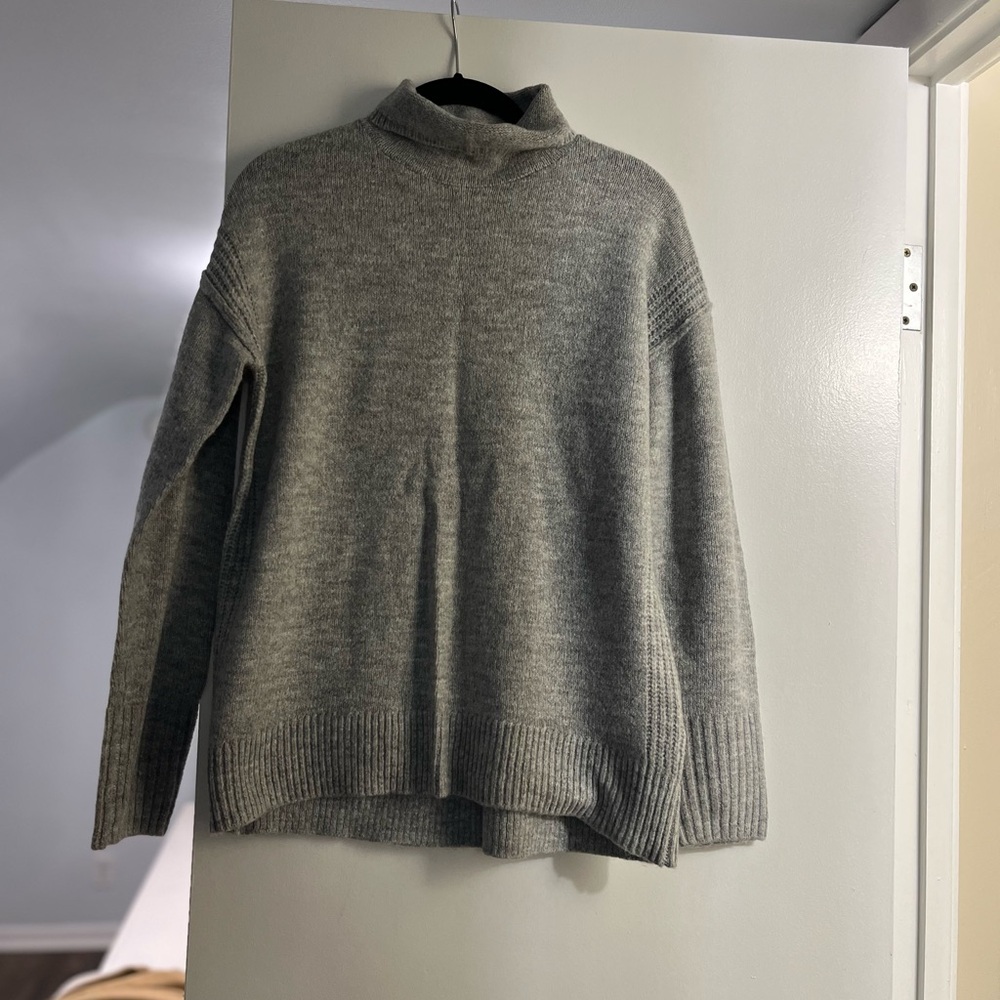 GAP grey sweater